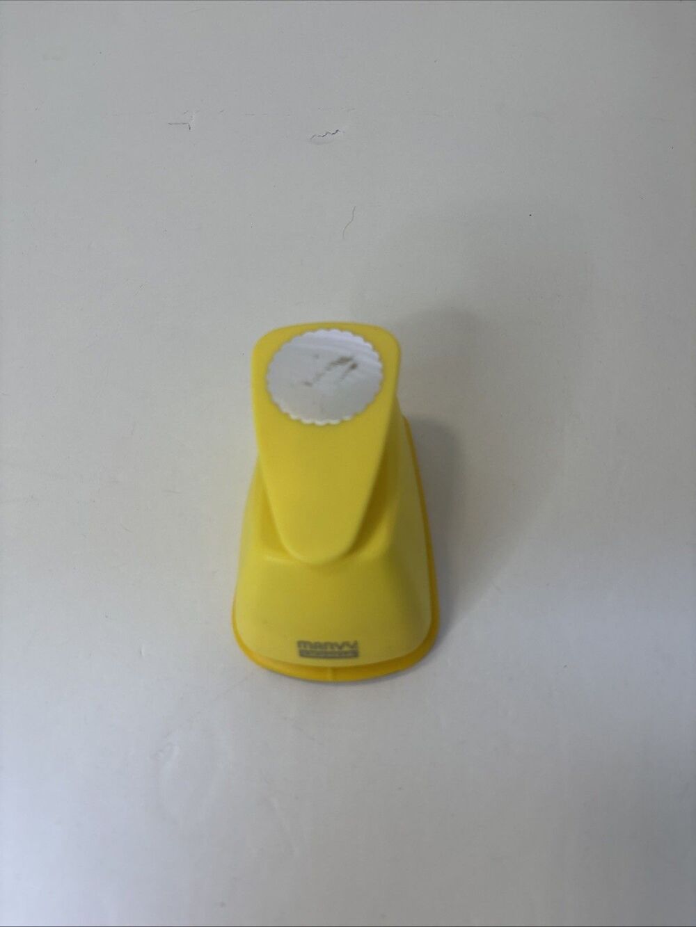 Marvy Uchida Paper Punch Scalloped Circle 1 1/2" Yellow